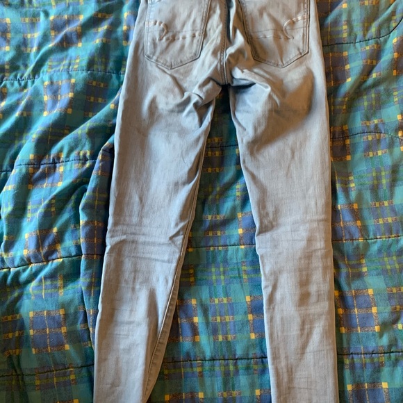 Light wash ripped American Eagle Jeans - Picture 2 of 4